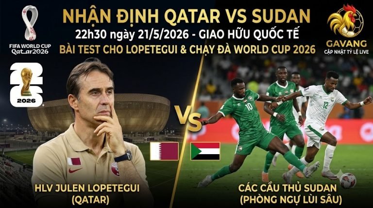 Hình ảnh đại diện trận giao hữu Qatar vs Sudan: HLV Julen Lopetegui của Qatar đang đứng chỉ đạo trên sân vận động ở Doha, Qatar, chuẩn bị cho World Cup 2026. Phía sau là các cầu thủ Sudan đang tập luyện.